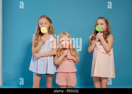 Süßigkeiten Lutscher drei kleine Mädchen blond Essen Stockfoto