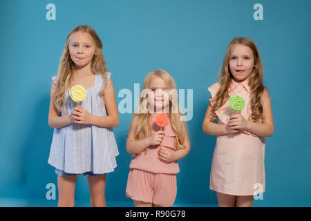 Süßigkeiten Lutscher drei kleine Mädchen blond Essen Stockfoto