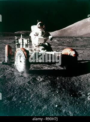 Eugene Cernan über die Rover auf der Mondoberfläche, Apollo 17 Mission, Dezember 1972. Schöpfer: NASA. Stockfoto