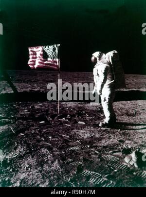 Buzz Aldrin steht neben der amerikanischen Flagge auf der Oberfläche des Mondes, Juli 1969. Schöpfer: Neil Armstrong. Stockfoto