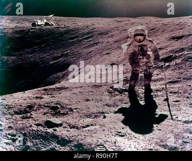 Astronaut Charles Herzog an der Descartes Landeplatz, Apollo 16 Mission, April 1972. Schöpfer: John Watts Young. Stockfoto