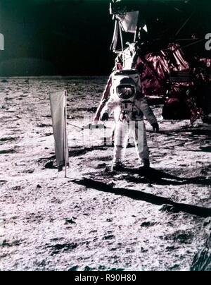 Buzz Aldrin setzt Solar Wind Sammler auf der Oberfläche des Mondes, Apollo 11 Mission, Juli 1969. Schöpfer: Neil Armstrong. Stockfoto