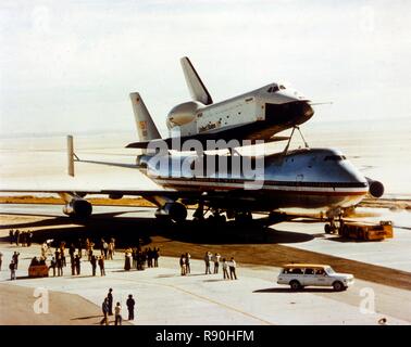 Roll-out des Space Shuttle Orbiter "Unternehmen", Kalifornien, USA, 17. September 1976 Creator: NASA. Stockfoto