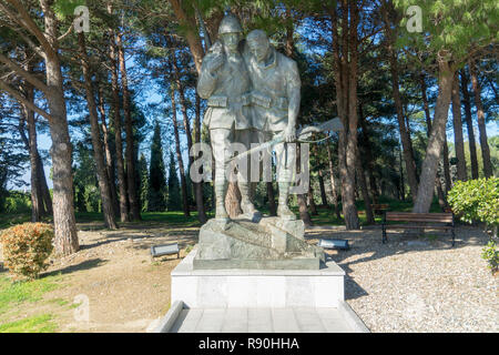 Denkmal einer türkischen Soldaten, die verwundeten Soldaten am Anzac Canakkale (dardanellen) Märtyrer' Memorial, Türkei. Stockfoto