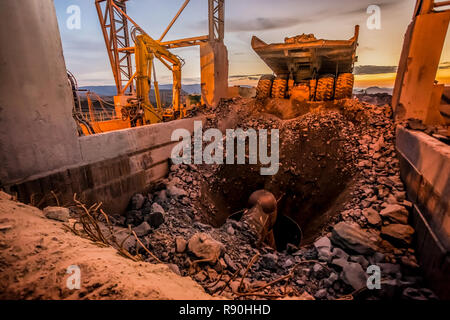 Platinum Mining und Processing, Kipper für den Transport von Steinen, Brecher Stockfoto