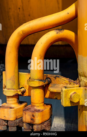 Details zu dreckig und rostig Zahnräder und mechanische Teile einer Planierraupe Stockfoto