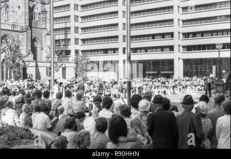 Sydney, Australien, 13. März 1977: Massen von Menschen aller Altersgruppen erwarten die Ankunft der Königin Elizabeth II. und Prinz Philip am Sydney Square in der Nähe des Rathauses. Das königliche Paar besucht eine bürgerliche Rezeption mit dem Herrn Bürgermeister, Leo Hafen und später einen Service in der Nähe des St Andrews Kathedrale. Ihre Majestät und der Prinz waren Besuch in Sydney und vielen anderen Teilen von Australien im März als Teil ihrer Silbernen Jubiläum World Tour. Im Hintergrund sieht man den unteren Teil des 1975 Brutalist entworfen, Sydney Town Hall House Photo credit Stephen Dwyer (im Alter von 17 Jahren). Stockfoto