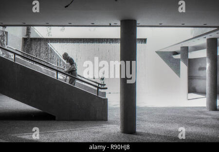 Sydney, Australien, 13. März 1977: ein Mann klettert eine Treppe vom Erdgeschoss Bereich von Sydney Platz oder Sydney Town Hall Square ein Gebiet saniert und durch die Arbeit des Oberbürgermeisters von der Zeit der Menschen geöffnet, Stadtrat Leo Port. Der Platz sitzt neben Sydneys Rathaus und vor dem unterirdischen Bahnhof mit dem gleichen Namen. Stockfoto