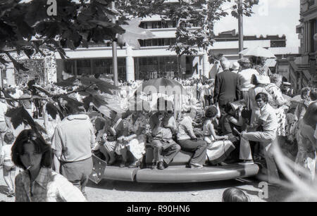 Sydney, Australien, 13. März 1977: Massen von Menschen aller Altersgruppen erwarten die Ankunft der Königin Elizabeth II. und Prinz Philip am Sydney Square in der Nähe des Rathauses. Das königliche Paar besucht eine bürgerliche Rezeption mit dem Herrn Bürgermeister, Leo Hafen und später einen Service in der Nähe des St Andrews Kathedrale. Ihre Majestät und der Prinz waren Besuch in Sydney und vielen anderen Teilen von Australien im März als Teil ihrer Silbernen Jubiläum World Tour. Im Hintergrund sieht man den unteren Teil des 1975 Brutalist entworfen, Sydney Town Hall House Photo credit Stephen Dwyer (im Alter von 17 Jahren). Stockfoto