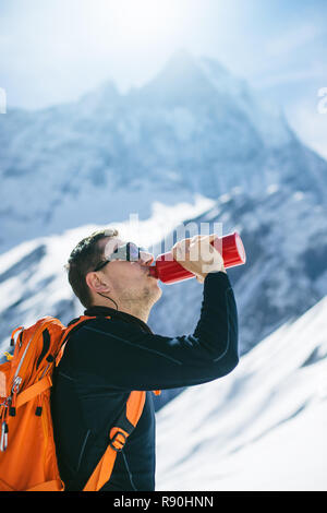 Wanderer Hydratation. Bergsteiger Trinkwasser aus der Flasche Stockfoto