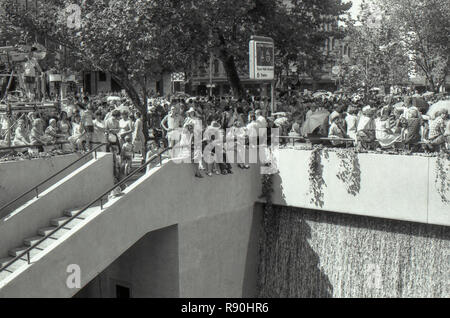 Sydney, Australien, 13. März 1977: Massen von Menschen aller Altersgruppen Linie Barrikaden und winken und jubeln bei der Ankunft der Königin Elizabeth II. und Prinz Philip am Sydney Square in der Nähe des Rathauses. Das königliche Paar besucht eine bürgerliche Rezeption mit dem Herrn Bürgermeister, Leo Hafen und später einen Service in der Nähe des St Andrews Kathedrale. Ihre Majestät und der Prinz waren Sydney zusammen mit zahlreichen anderen Teilen von Australien im März als Teil ihrer Silbernen Jubiläum World Tour. Foto Stephen Dwyer (im Alter von 17 Jahren) Stockfoto