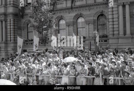 Sydney, Australien, 13. März 1977: Massen von Menschen aller Altersgruppen Linie Barrikaden und winken und jubeln bei der Ankunft der Königin Elizabeth II. und Prinz Philip am Sydney Square in der Nähe des Rathauses. Das königliche Paar besucht eine bürgerliche Rezeption mit dem Herrn Bürgermeister, Leo Hafen und später einen Service in der Nähe des St Andrews Kathedrale. Ihre Majestät und der Prinz waren Sydney zusammen mit zahlreichen anderen Teilen von Australien im März als Teil ihrer Silbernen Jubiläum World Tour. Foto Stephen Dwyer (im Alter von 17 Jahren) Stockfoto