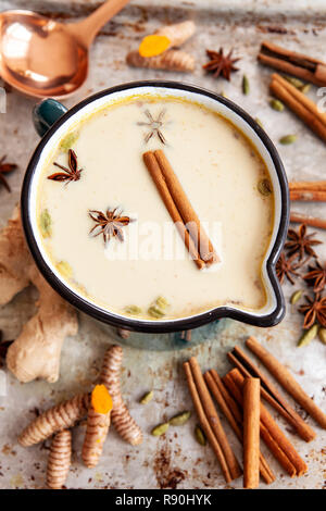 Ein Topf mit Chai Tee mit verschiedenen Gewuerzen Stockfoto