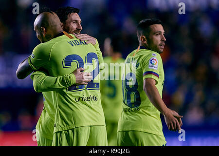 VALENCIA, Spanien - Dezember 16: Lionel Messi (C) des FC Barcelona feiert dritten Ziel seiner Seite mit seinen Mannschaftskameraden Arturo Vidal während des La Liga Match zwischen Levante UD und FC Barcelona im Ciutat de Valencia am 16. Dezember, in Valencia, Spanien 2018. MB (Foto von David Aliaga/MB Medien) Stockfoto