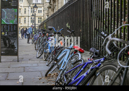 Fahrräder gegen das Geländer eines der vielen pädagogischen Fakultäten der Oxford geparkt. Stockfoto