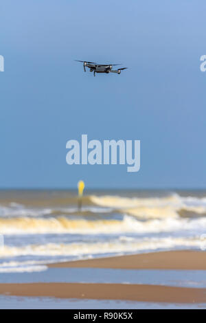 Kijkduin, die Niederlande - 24. März 2017: niedrig fliegenden Drohne UAV Stockfoto