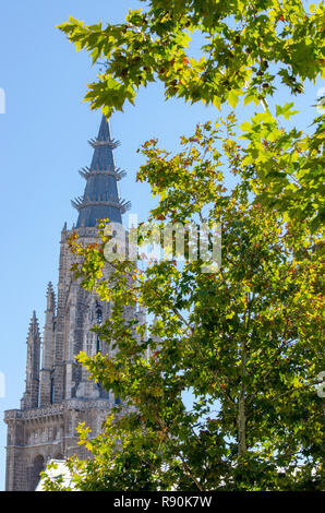 Das 13. Jahrhundert, hohe gotische Turm der Kathedrale St. Maria von Toledo, Spanien Stockfoto
