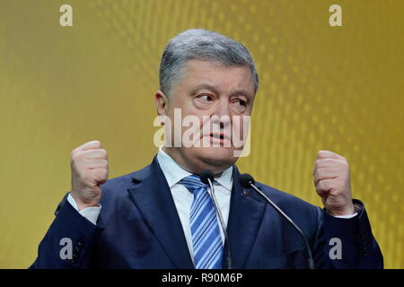 Kiew, Ukraine. 16 Dez, 2018. Der Präsident der Ukraine Petro Poroschenko im Gespräch mit den Medien im Verlauf seiner Nachrichten Konferenz in Kiew, Ukraine. Credit: Aleksandr Gusew/Pacific Press/Alamy leben Nachrichten Stockfoto