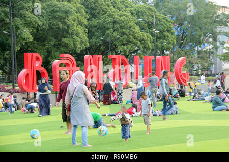 Die Personen spielen in der Alun-alun Park am Nachmittag, Bandung, Indonesien. Stockfoto