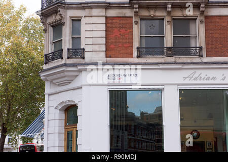 Zeichen der Buckingham Palace Road in London Stockfoto