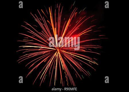 Feuerwerk in einer Sommernacht in Fuji City, Japan. Festival Sommer. Stockfoto