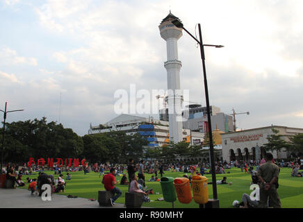 Die Personen spielen in der Alun-alun Park am Nachmittag, Bandung, Indonesien. Stockfoto