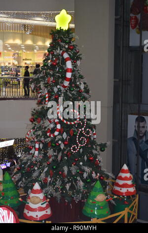 Baguio City Dezember 2018 Xmas Bäume befinden sich in der Straße angezeigt und SM City Baguio Stockfoto