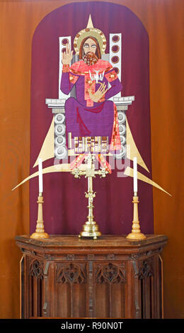 Eine gestickte dossal hinter dem Altar im Langhaus der Klosterkirche St. Maria und den Heiligen Kreuz bei Binham, Norfolk, England, UK, Europa. Stockfoto