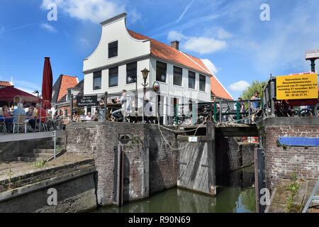 Café t Sluis alte, braune Café 100 Jahre Gebäude 1565, Terrasse am Wasser, (eine Seite Kanal von t IJ), Amsterdam Noord - Norden, Die Niederlande, Niederländisch, Stockfoto