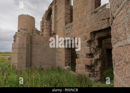 Neue Slains Castle (um Sie von der nahe gelegenen alten Slains Castle unterscheiden). Küste der Nordsee (1 km / 0,62 mi östlich von Cruden Bay). Der Kern der Th Stockfoto