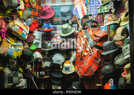 Mailand, Italien - 2 November, 2017: Schaufenster der einen Hut und Vintage Shop im Zentrum der Stadt auf einen Tag fallen Stockfoto