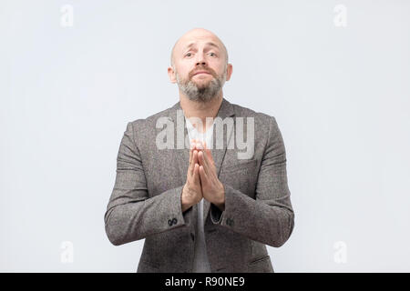 Jetzt helfen Sie mir bitte. Ältere Menschen brauchen eine Hilfe Bärtigen. Stockfoto