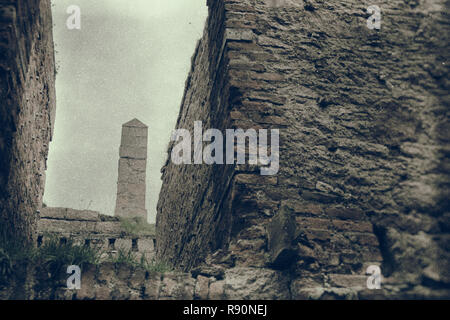 Neue Slains Castle (um Sie von der nahe gelegenen alten Slains Castle unterscheiden). Küste der Nordsee (1 km / 0,62 mi östlich von Cruden Bay). Der Kern der Th Stockfoto