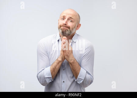 Jetzt helfen Sie mir bitte. Ältere Menschen brauchen eine Hilfe Bärtigen. Stockfoto