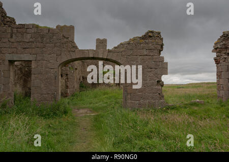 Neue Slains Castle (um Sie von der nahe gelegenen alten Slains Castle unterscheiden). Küste der Nordsee (1 km / 0,62 mi östlich von Cruden Bay). Der Kern der Th Stockfoto