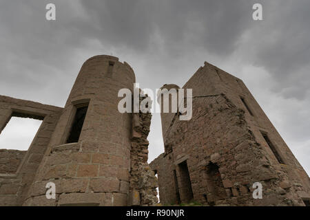 Neue Slains Castle (um Sie von der nahe gelegenen alten Slains Castle unterscheiden). Küste der Nordsee (1 km / 0,62 mi östlich von Cruden Bay). Der Kern der Th Stockfoto