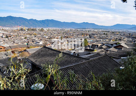 Über den Dächern von Lijiang Yunnan China Stockfoto