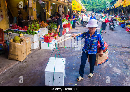 Anbieter auf einem Markt in Hanoi Vietnam Stockfoto