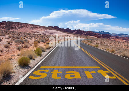 Startpunkt auf leere Straße in der Wüste Stockfoto