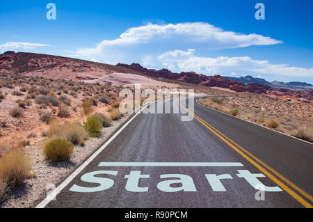 Startpunkt auf leere Straße in der Wüste Stockfoto