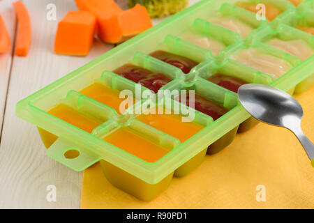 Babynahrung im multiportion Container. Frische hausgemachte Püree von anderen Geschmack für Einfrieren und Lagerung. Stockfoto