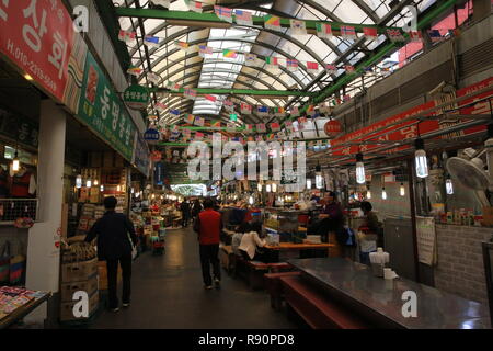 Seoul, Südkorea 22. Oktober 2016: Das Essen in Gwangjang Markt in Seoul. Gwangjang Markt ist einer der großen lokalen Markt in Seoul Stockfoto