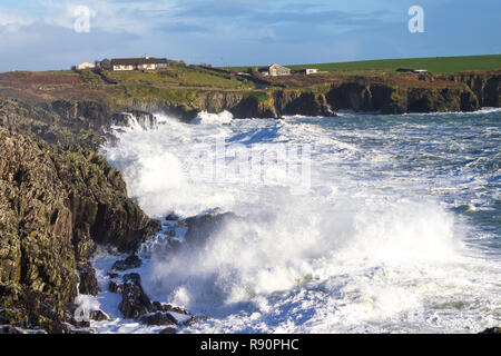 Storm Wellen gegen einen Felsen brechen, West Cork, Irland Stockfoto