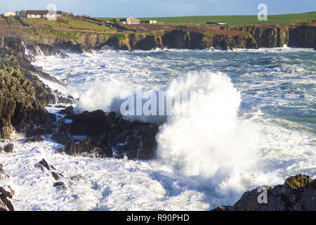 Storm Wellen gegen einen Felsen brechen, West Cork, Irland Stockfoto