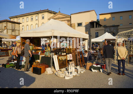 Lucca, Toskana, Italien: antike Markt auf der Piazza San Martino neben dem Duomo Stockfoto