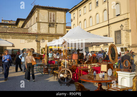 Lucca, Toskana, Italien: antike Markt auf der Piazza San Martino neben dem Duomo Stockfoto