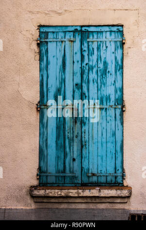 Fensterläden aus Holz Stockfoto
