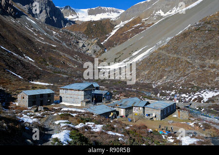 Tilicho See Base Camp, eine Seite Trek vom Annapurna Circuit, Nepal. Die Gebäude und Hütten umgeben von Bergen und schneebedeckten Gipfeln. Stockfoto