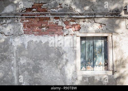 Altes Haus Wand mit grünen Holz- Fenster. Stockfoto
