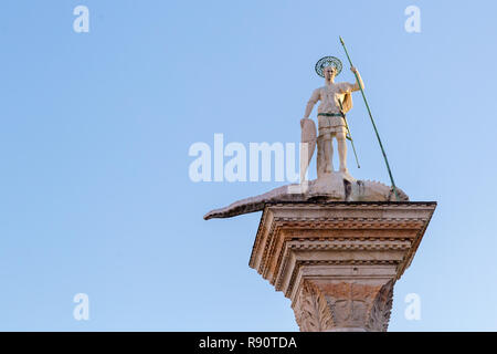 St. Theodor Statue auf einer Säule auf der Piazza San Marco Venedig in Italien - Colonne di San Teodoro. Stockfoto